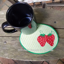 Strawberry Mug Rug ITH
